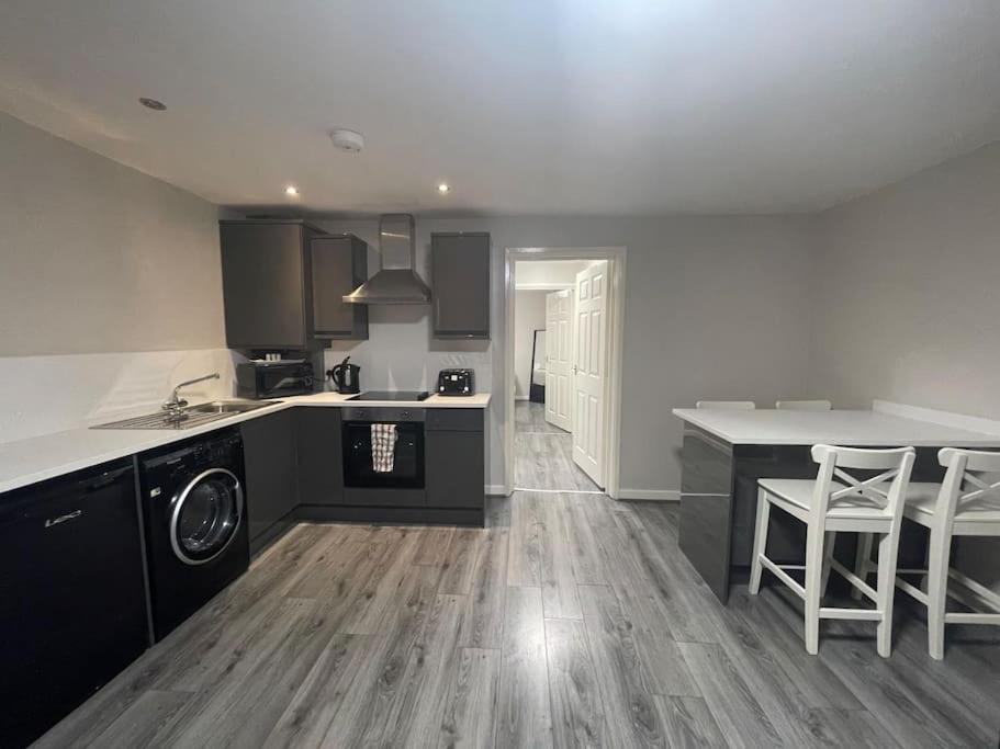 Hosted By Ryan - 2 Bedroom Apartment Liverpool Extérieur photo