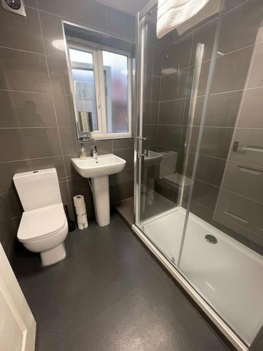 Hosted By Ryan - 2 Bedroom Apartment Liverpool Extérieur photo